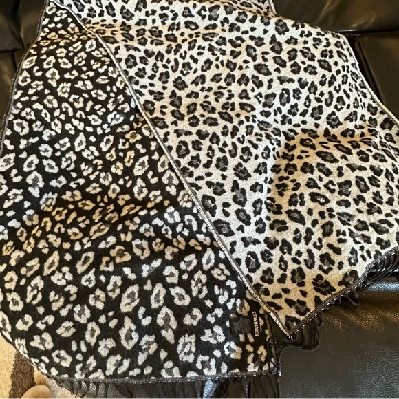 Steve Madden Leopard Oversized Reversible Blanket Scarf - Picture 6 of 6
